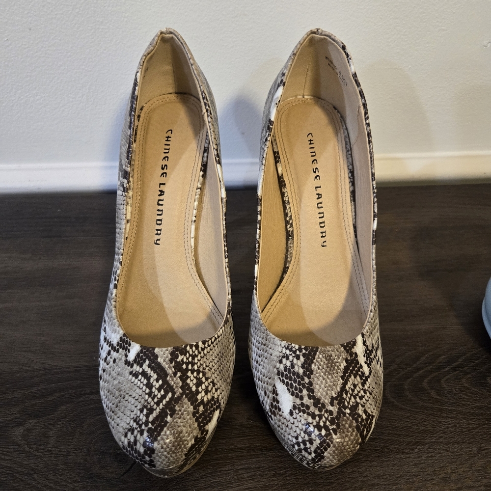 Faux snakeskin womens pumps